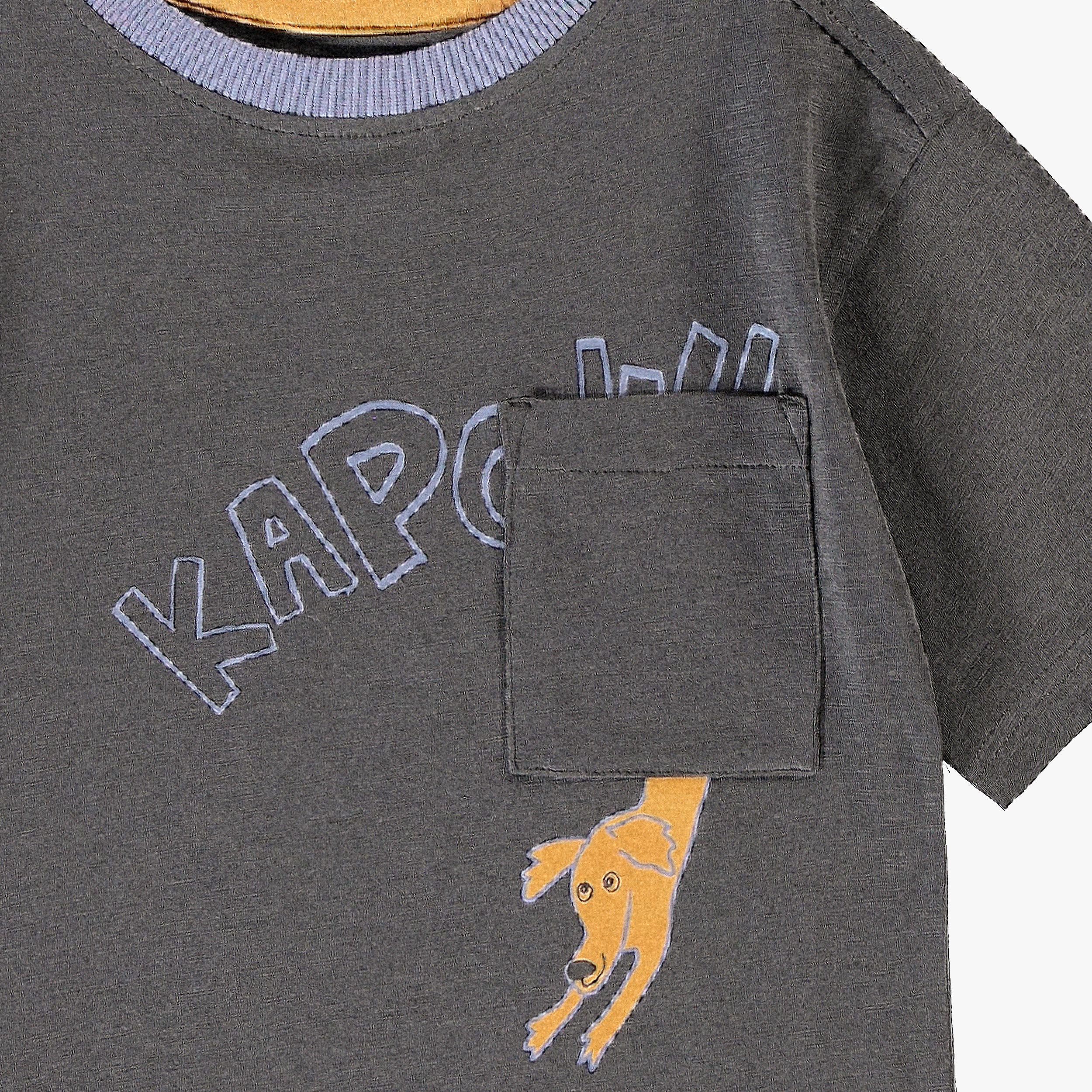 Détail de la poche appliquée et illustration chien sur t-shirt garçon gris anthracite