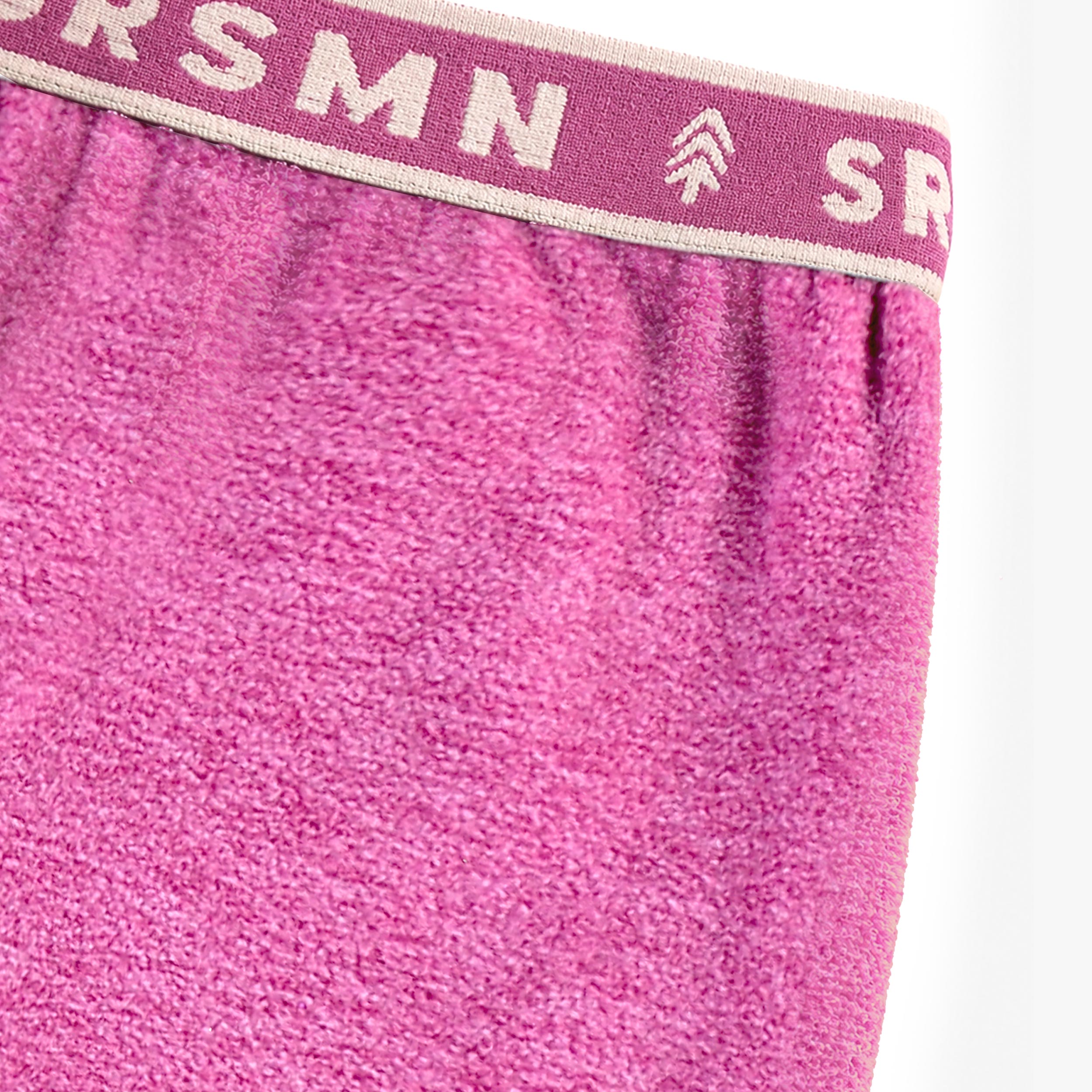 Zoom sur la taille élastique et le tissu en polar du pantalon mauve pour bébé.