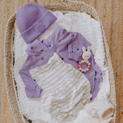 Une-pièce mauve à capuchon avec motifs de cœur en doux jersey de coton biologique, naissance || Purple heart-patterned hooded one-piece in soft jersey of organic cotton, newborn