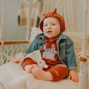 Chapeau de maille caramel avec cordons, naissance  || Caramel knitted hat with cords, newborn