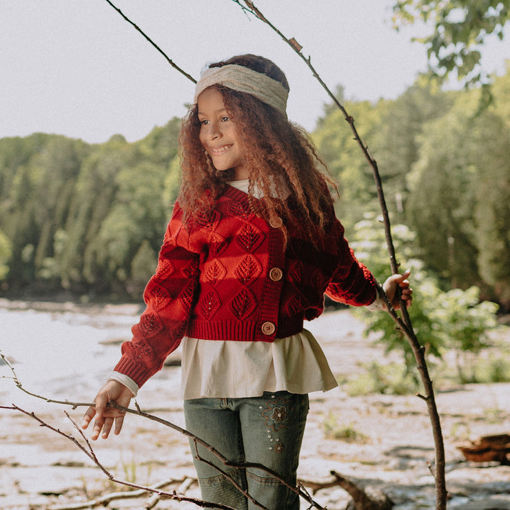 Cardigan rouge de maille en polyester recyclé, enfant || Red knitted cardigan in recycled polyester, child