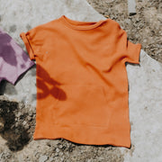 Robe t-shirt caramel à manches courtes, enfant || Caramel t-shirt dress with short sleeves, child