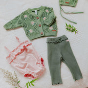 Chapeau vert en maille avec cordons, naissance || green knitted hat with cords, newborn
