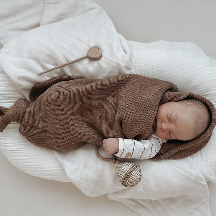 Cocon brun en maille avec nœud ajustable, naissance || Brown cocoon in knitwear with adjustable knot, newborn