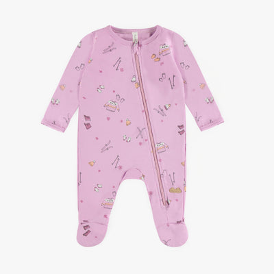 Pyjama lavande à motif de skis en coton biologique, naissance || Lavender pajama with a skiing theme in organic cotton, newborn
