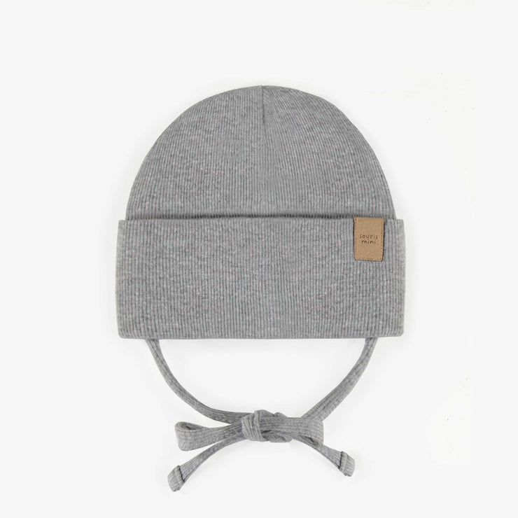 Chapeau gris d’extérieur avec cordons en tricot côtelé, bébé || Grey outdoor hat with cords in ribbed knit, baby