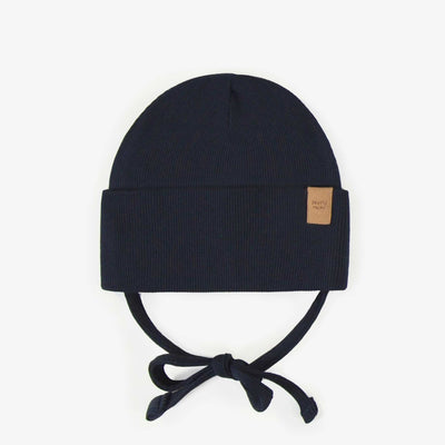 Chapeau marin d’extérieur avec cordons en tricot côtelé, bébé || Navy outdoor hat with cords in ribbed knit, baby