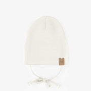 Chapeau crème d’extérieur avec cordons en tricot côtelé, naissance || Cream outdoor hat with cords in ribbed knit, newborn