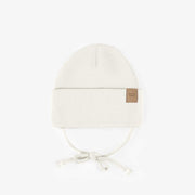 Chapeau crème d’extérieur avec cordons en tricot côtelé, naissance || Cream outdoor hat with cords in ribbed knit, newborn