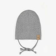 Chapeau gris d’extérieur avec cordons en tricot côtelé, naissance || Grey outdoor hat with cords in ribbed knit, newborn