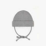 Chapeau gris d’extérieur avec cordons en tricot côtelé, naissance || Gray outdoor hat with cords in ribbed knit, newborn