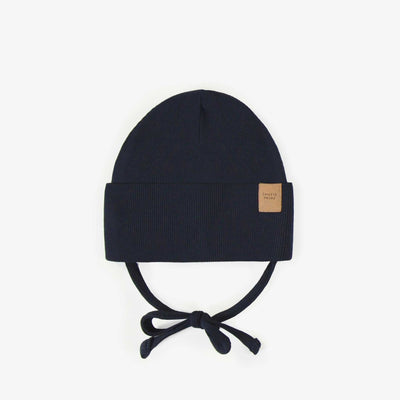 Chapeau marin d’extérieur avec cordons en tricot côtelé, naissance || Navy outdoor hat with cords in ribbed knit, newborn