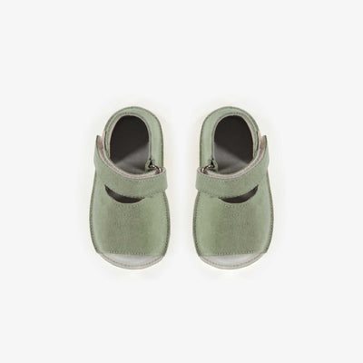Sandales vert pâle à semelle souple en suède, naissance || Pale green sandals with soft sole in suede, newborn