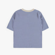T-shirt bleu pâle à manches courtes avec bande crème en jersey recyclé, enfant || Light blue short-sleeved t-shirt with cream stripe in recycled jersey, child
