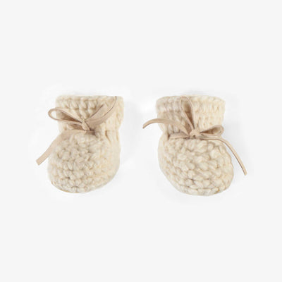 Pantoufles beiges en tricot, naissance || Beige slippers in knitwear, newborn