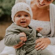 Chapeau de tricot crème avec pompon, naissance || Cream hat in soft and warm knit, with a pompom, newborn