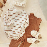 Cache-couche beige à motifs avec manches longues en coton biologique, naissance || Beige patterned long sleeve bodysuit in organic cotton, newborn