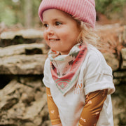 Foulard rose à motifs, enfant || Pink patterned scarf, child