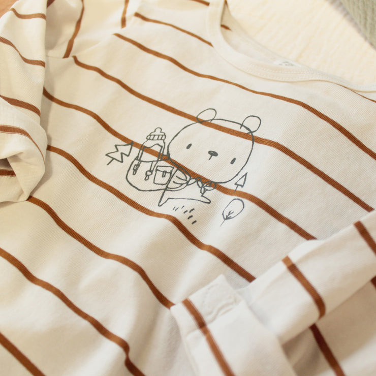 Cache-couche beige à motifs avec manches longues en coton biologique, naissance || Beige patterned long sleeve bodysuit in organic cotton, newborn