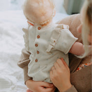 Robe cache-couche crème à pois bleu en maille, naissance || Cream patterned onesie dress with blue polka dots, newborn