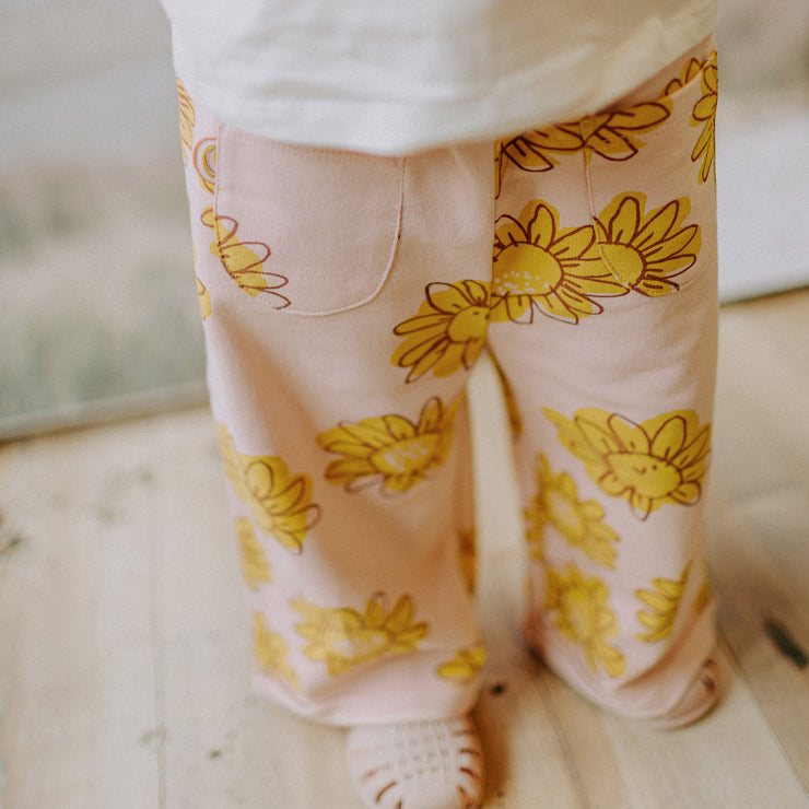 Pantalon rose avec fleurs jaunes en coton français, enfant || Pink flowery pant in French terry, child
