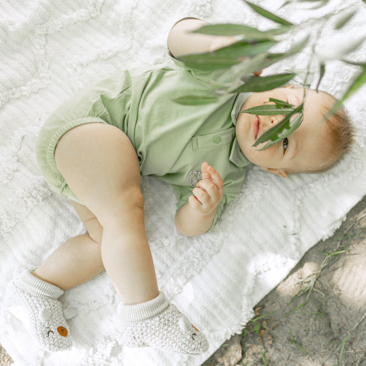 Cache-couche vert pâle en coton biologique, naissance || Light green bodysuit in organic cotton, newborn