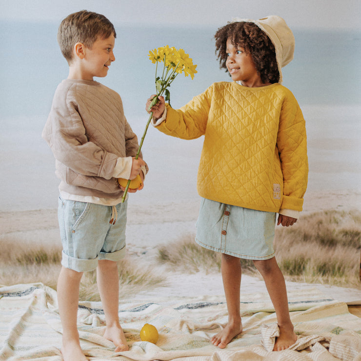 Chandail jaune à manches longues en jersey matelassé, enfant || Yellow long sleeves sweater in quilted jersey, child